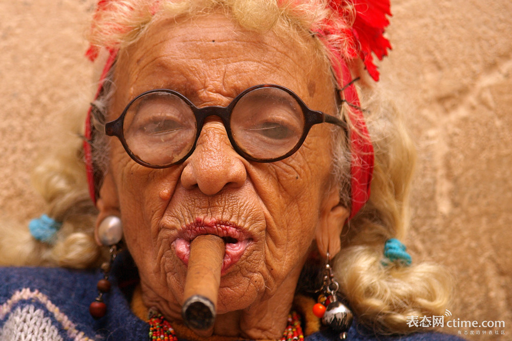 Cigar_smoking_woman_in_Cuba.jpg
