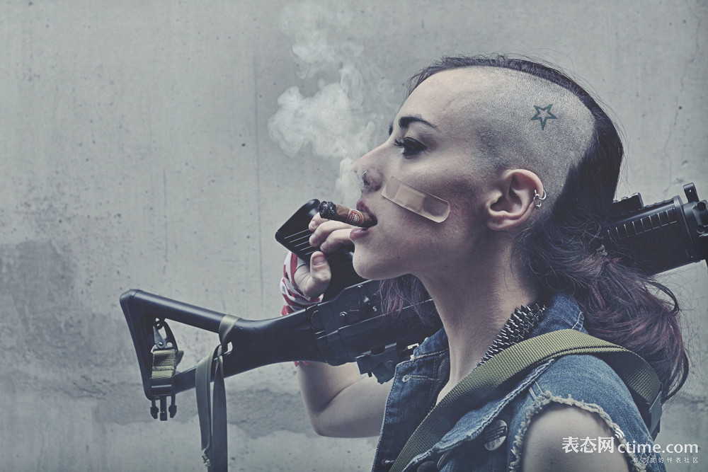 7015637-tank-girl-rifle-cigar.jpg