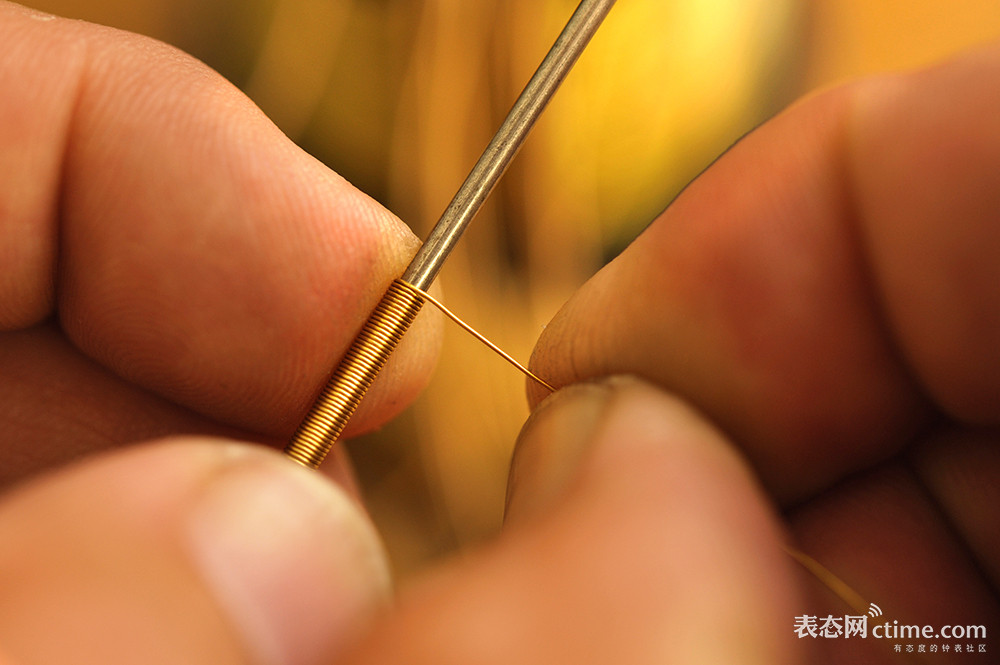 华洛芙金匠师精心缠绕0.3毫米直径的金丝.jpg