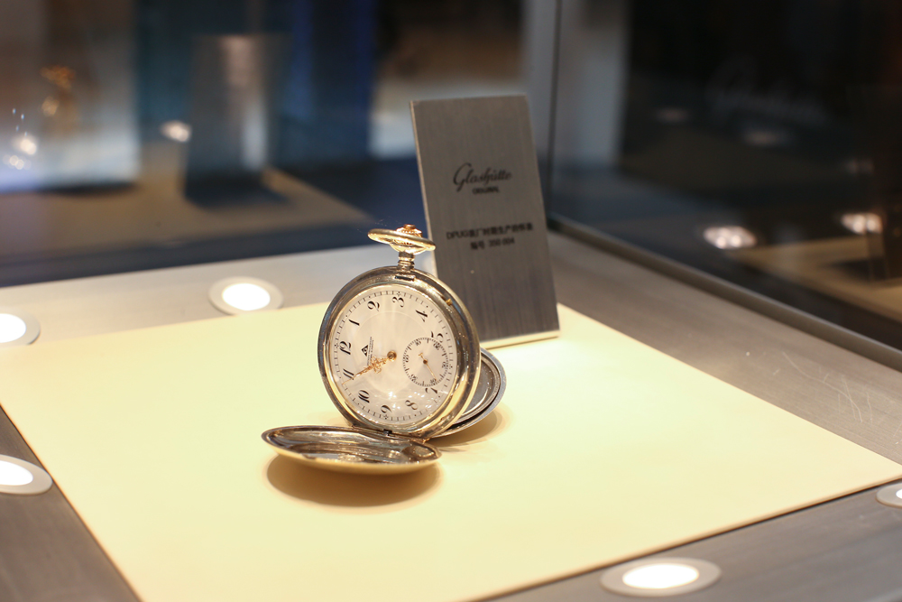 5.-自德国格拉苏蒂博物馆运抵中国的一枚枚珍贵古董表，与新款腕表成为绝佳的呼应.jpg