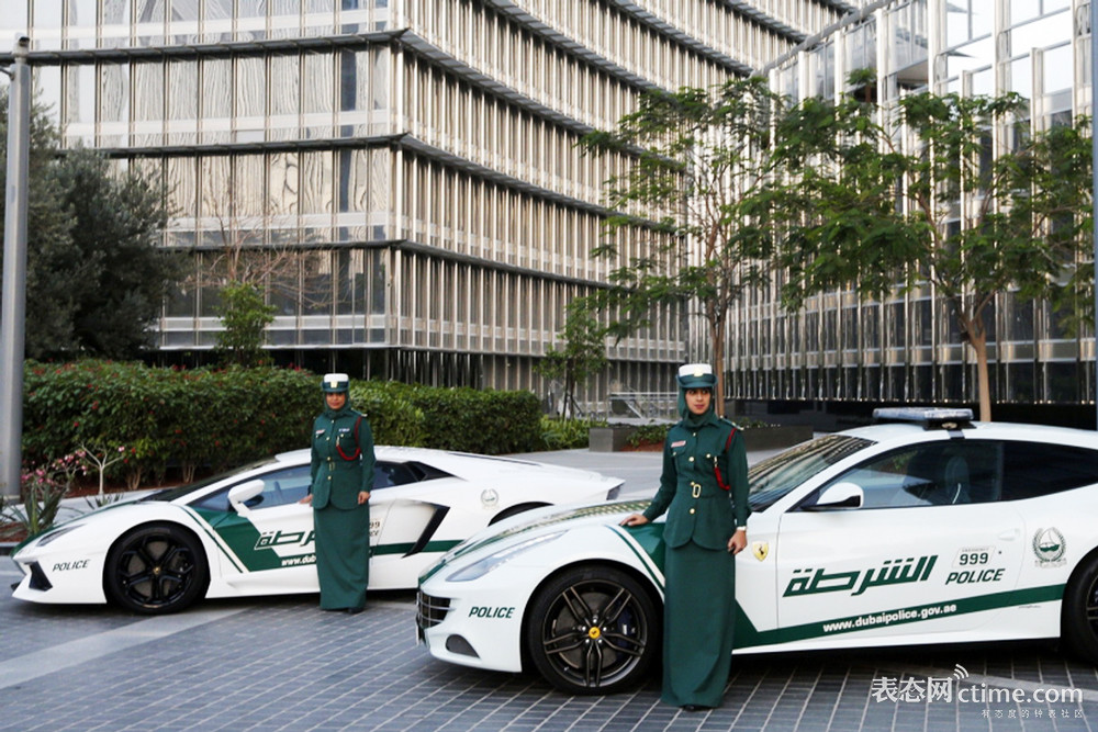Dubai-Police-Car-Porsche.jpg