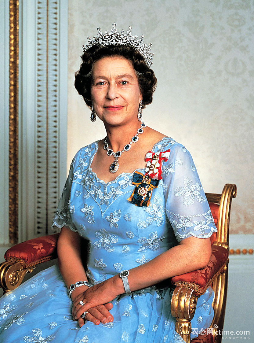 Queen-Elizabeth-wearing-her-Patek-Philippe-Golden-Ellipse-wristwatch.jpg