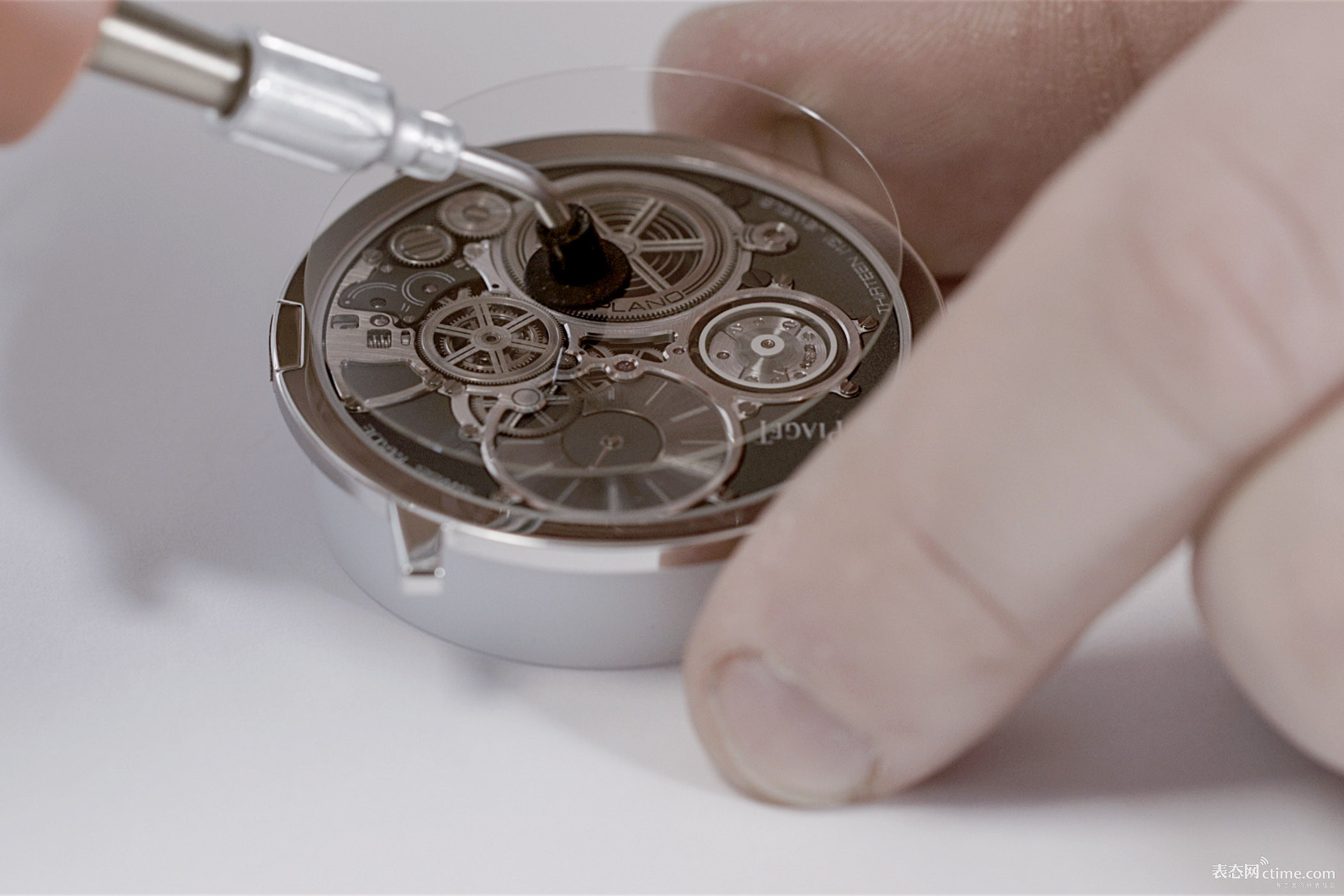Piaget-Altiplano-Ultimate-Concept-thinnest-mechanical-watch-in-the-world-2mm-1.jpg
