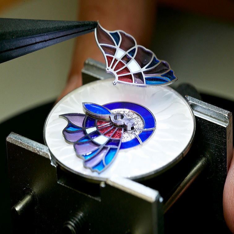 Van-Cleef-Arpels-Lady-Arpels-Papillon-Extraordinaire-watch-Plique-à-jour-enamel.jpg