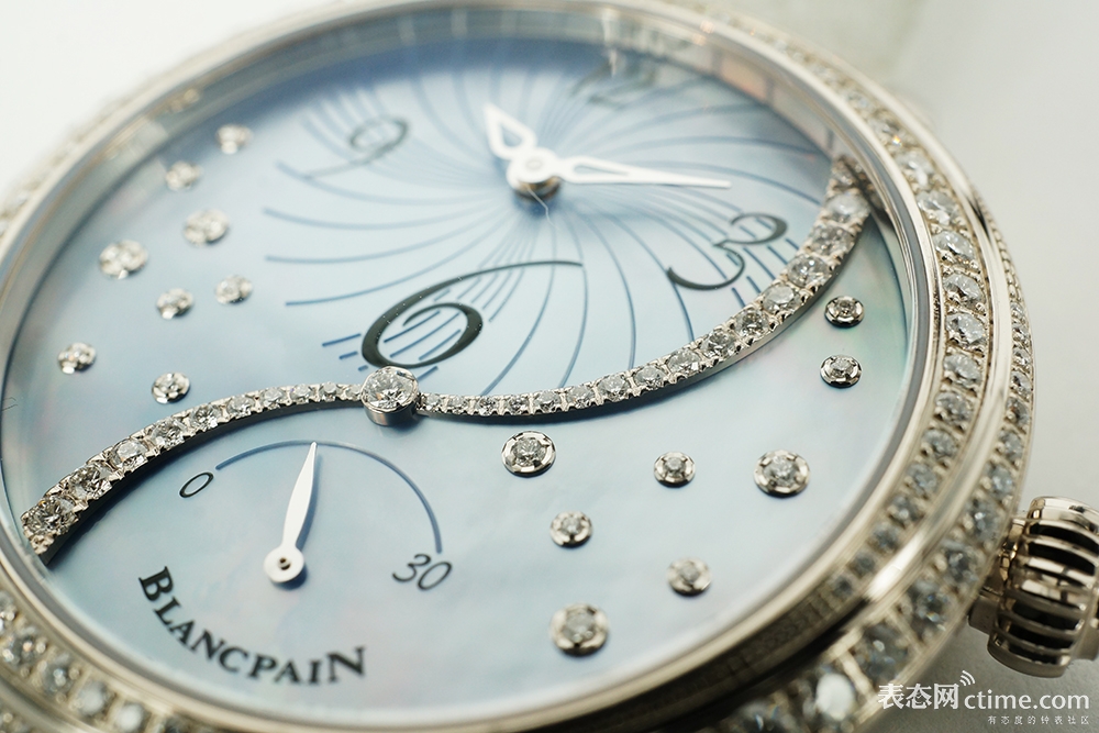 宝珀女士系列腕表 VS. 朗格Saxonia系列女士腕表，宝珀表盘“S”形镶钻设计独特且亮眼