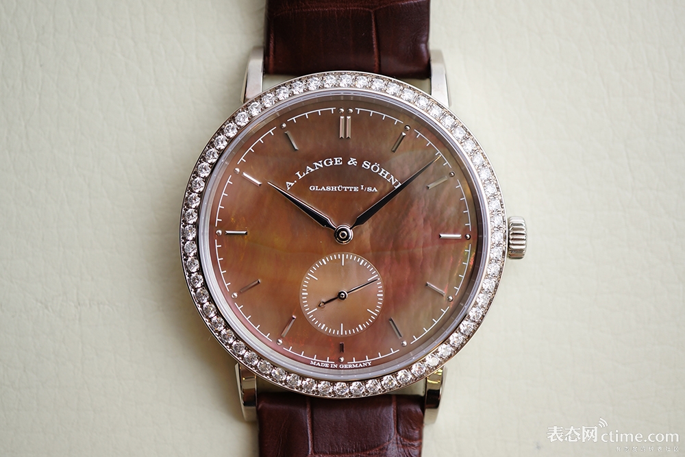 宝珀女士系列腕表 VS. 朗格Saxonia系列女士腕表，朗格的盘面虽然较素，但在贝母面材质的选择上似乎更胜一筹