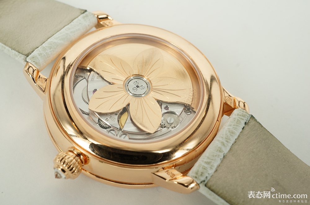 宝珀女士系列腕表 VS. 朗格Saxonia系列女士腕表，宝珀五瓣花形状的自动陀设计