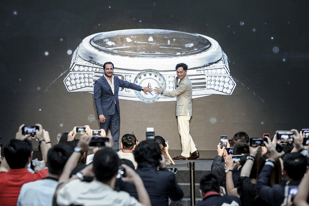 真力时全球首席执行官朱利安•托内尔先生与陈奕迅共同按动了大屏幕上的虚拟时计表冠.jpg