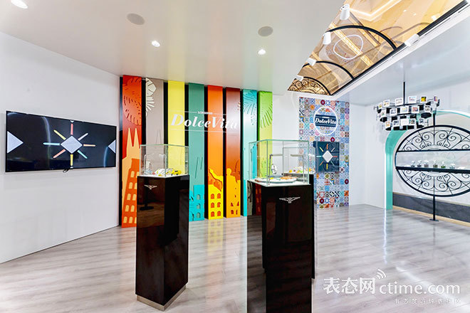 浪琴表上海新世界城专卖店重装开业暨全新黛绰维纳系列巡展---展区内景01.jpg