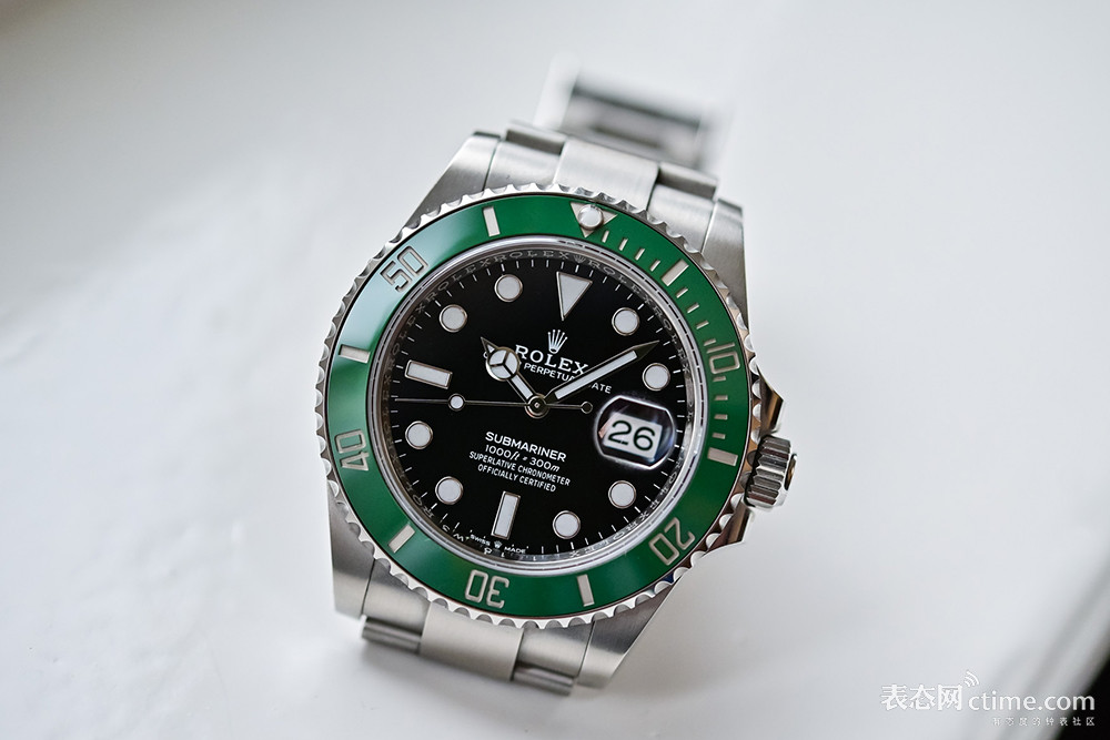 009. Rolex-Submariner-Date-126610LV-Green-Starbucks-Review-19.jpg