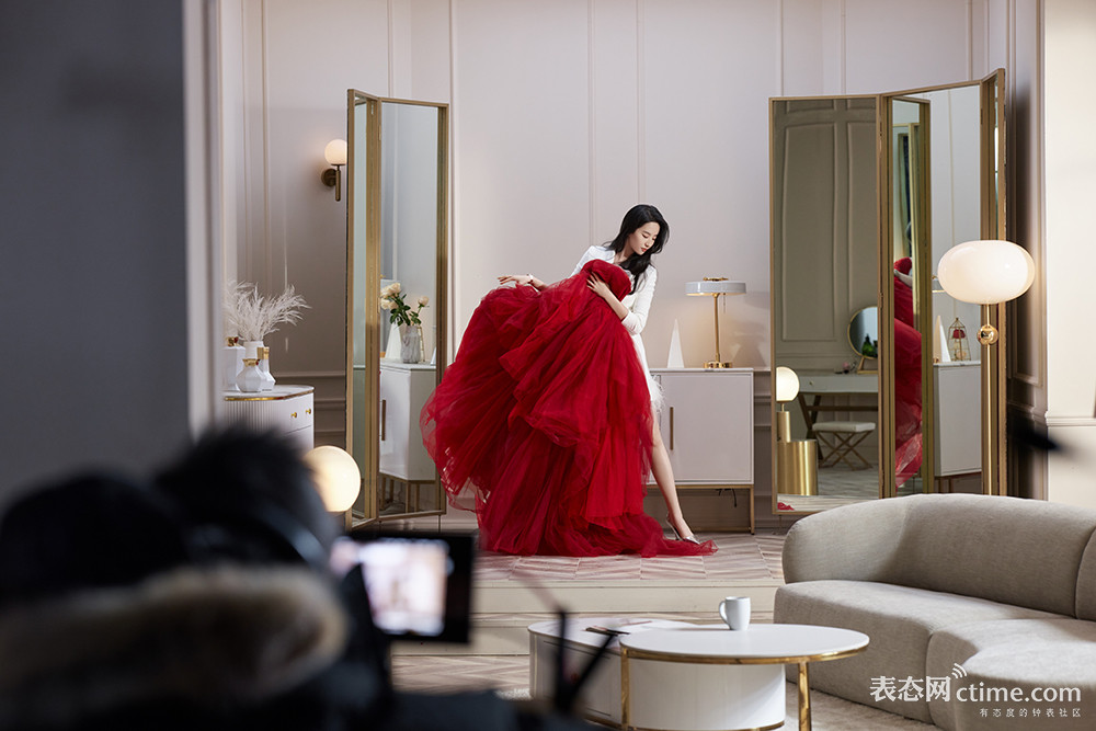 图3：品牌全新视频广告大片中，刘亦菲演绎红裙舞.jpg