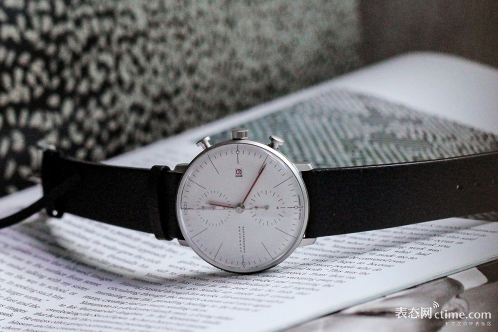 Junghans_max_bill_chronoscope_bahaus_edition-3__82261.jpg