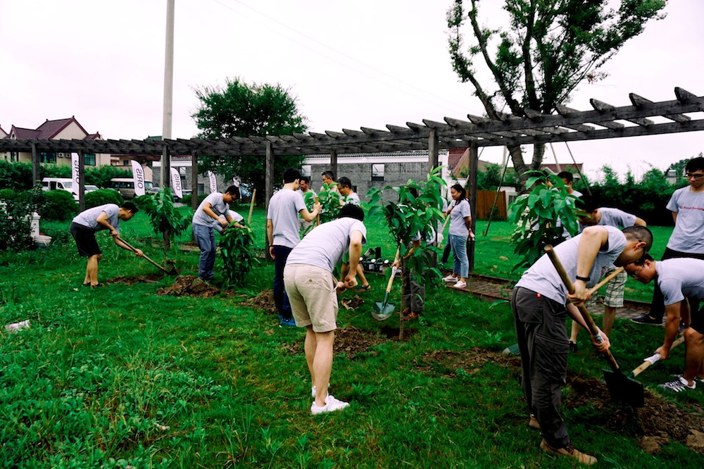 来宾们通过与家人成员一起种植树苗，将水资源保护理念根植心中.jpg
