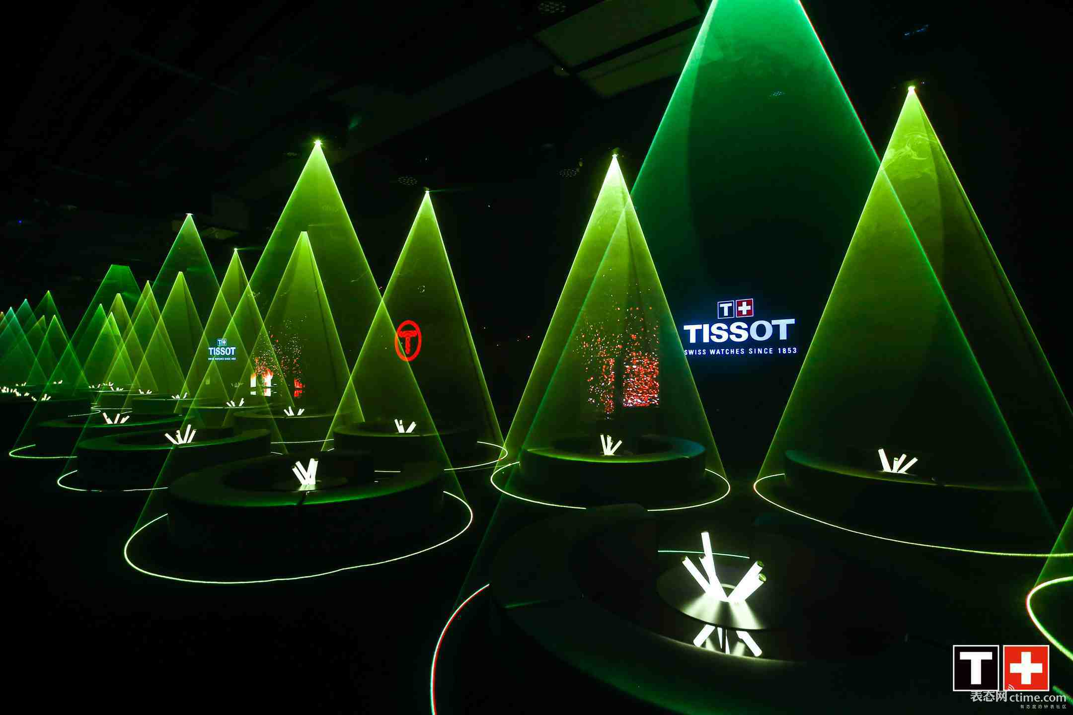 图5：赛博森林风格TISSOT天梭腾智·无界系列新品发布盛典现场.jpg