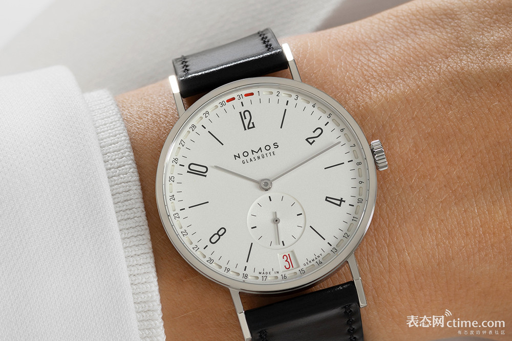 12_NOMOSGlashuette_0135_Tangente_2date_2362x3543px.jpg