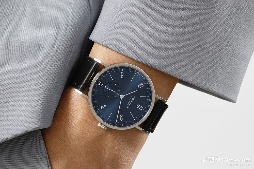 12_NOMOSGlashuette_0136_Tangente_2date_blue_2362x3543px.jpg