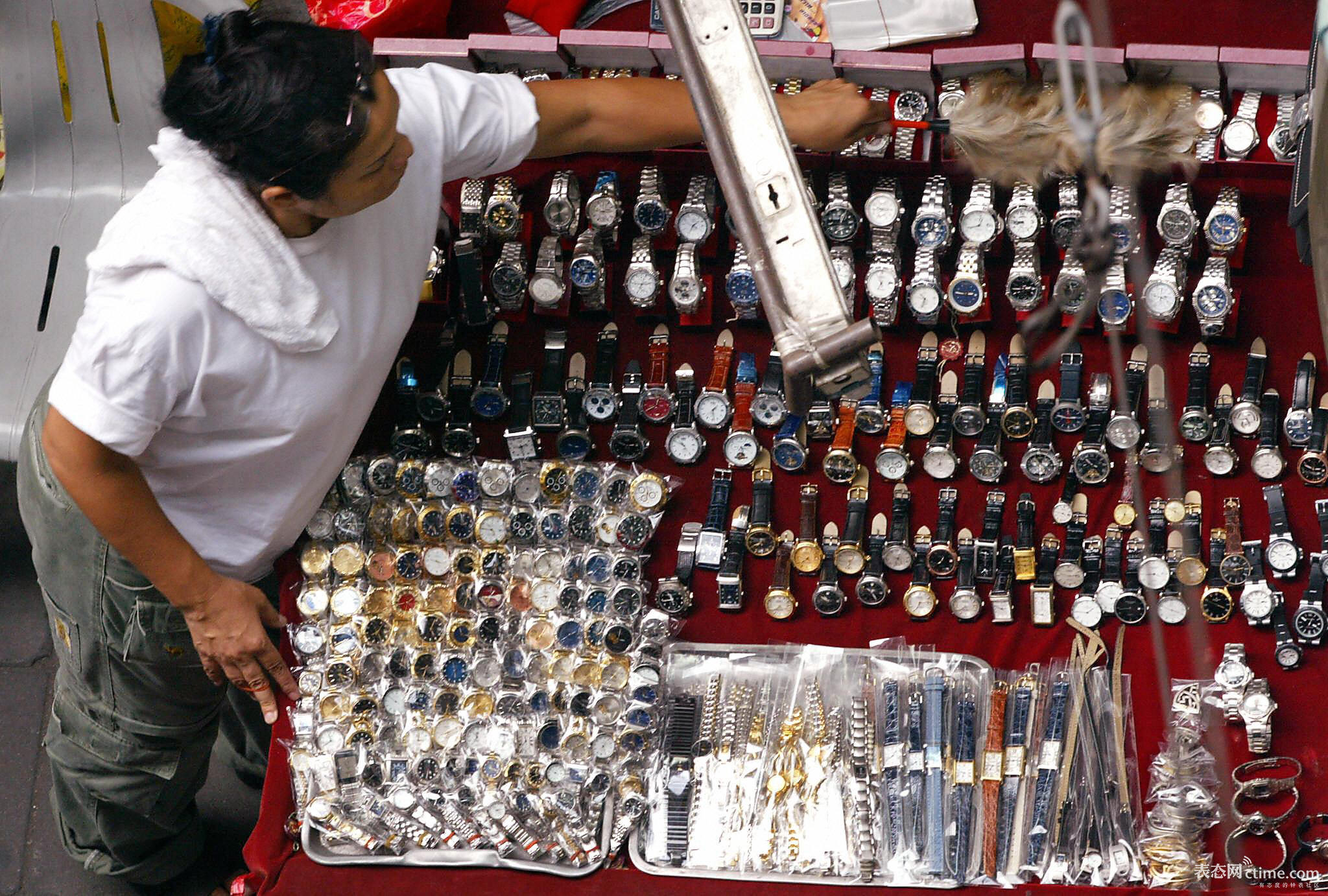 150610194647-thailand-counterfeiters-fake-watches-stall.jpg