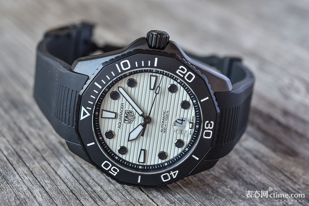 TAG-Heuer-Aquaracer-Professional-300-NIGHT-DIVER-Calibre-5-Automatic-WBP201D.FT6197-review-2.jpg