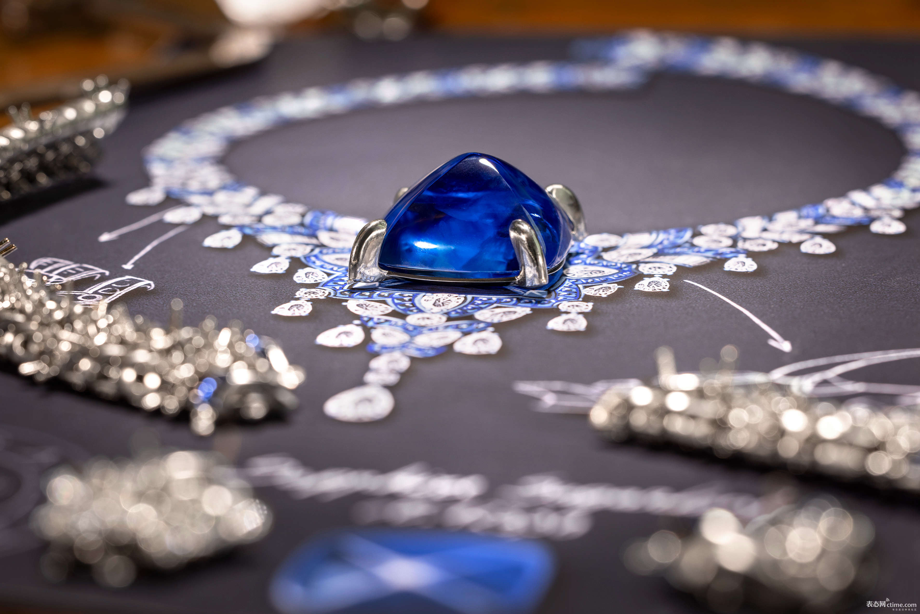 2_宝格丽Polychroma瑰彩罗马高级珠宝系列寰宇穹顶（Bvlgari Cosmic Vault）项链.jpg