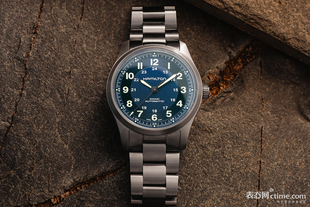 Hamilton_Khaki_Field_Titanium_H70205140_Lifestyle_3_Digital_Resolution___JPEG___72_DPI_15819.jpg