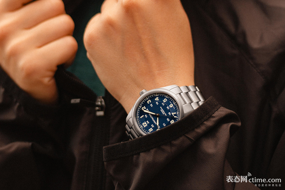 Hamilton_Khaki_Field_Titanium_H70205140_Lifestyle_5_Digital_Resolution___JPEG___72_DPI_15821.jpg