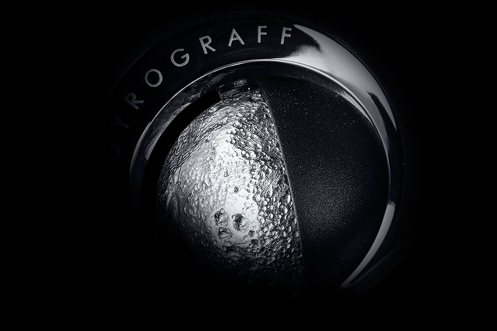0AThe-hand-carved-gold-moon-phase-indicator-within-the-GyroGraff-watch-by-Graff-2000x1333副本.jpg