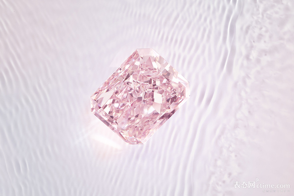 'Rose of Caroline' fancy intense pink diamond ©Eric Sauvage_2.jpg