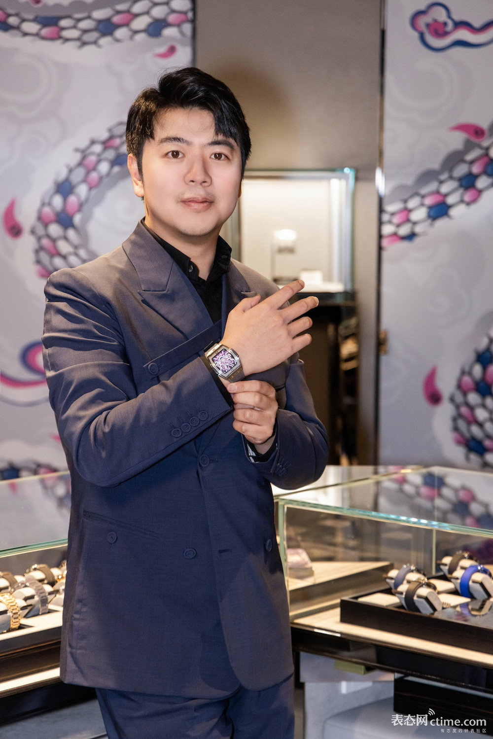 HUBLOT宇舶表品牌大使郎朗佩戴BigBang灵魂甲辰龙年钛金腕表_2.jpg