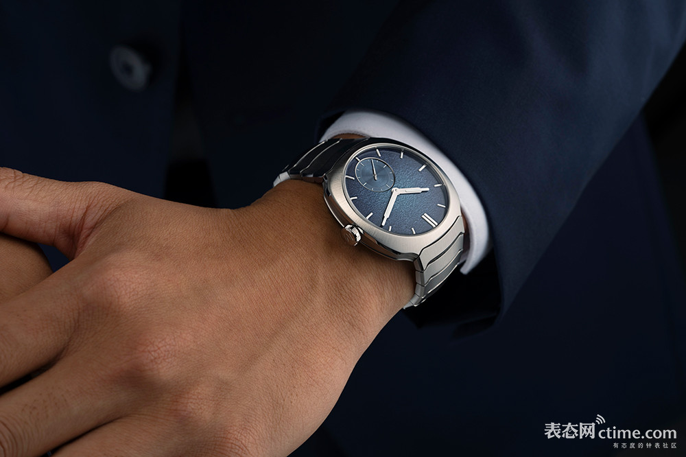 HMoser_6500-1200_Streamliner_Small_Seconds_ST_AquaBlue__Lifestyle_Wristshot_Suit_blue_check.jpg