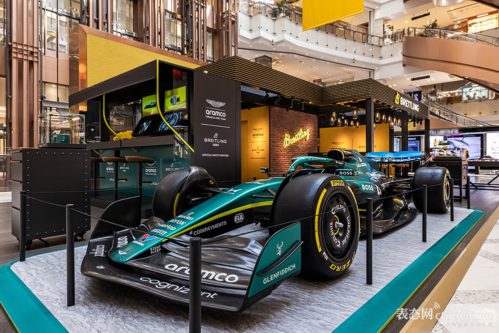 1773977631304051085.jpg 08_百年灵“驭时赛道”限时概念空间——等比复刻的2026赛季全新AMR26赛车模型.jpg