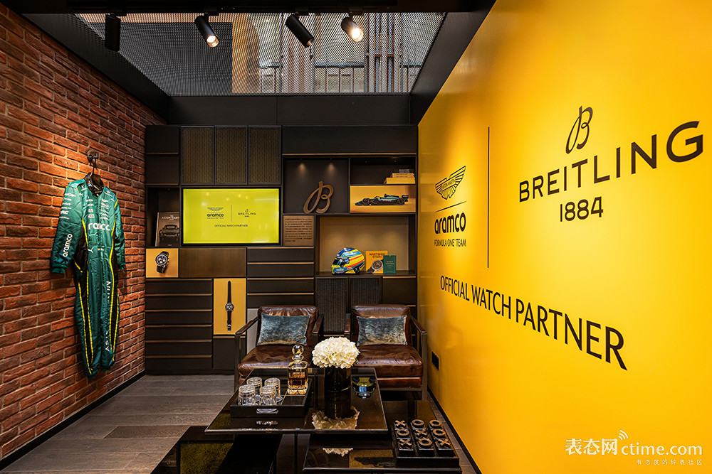 1773977749649056998.jpg 12_百年灵“驭时赛道”限时概念空间——车手战服和专业头盔.jpg