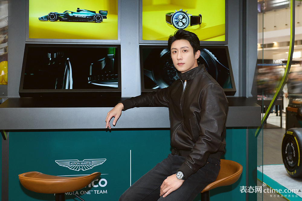 1773978195307010313.jpg 05_百年灵品牌代言人黄景瑜佩戴航空计时B01计时码表43 Aston Martin Aramco Formula One™ Team限量版于活动现场.jpg