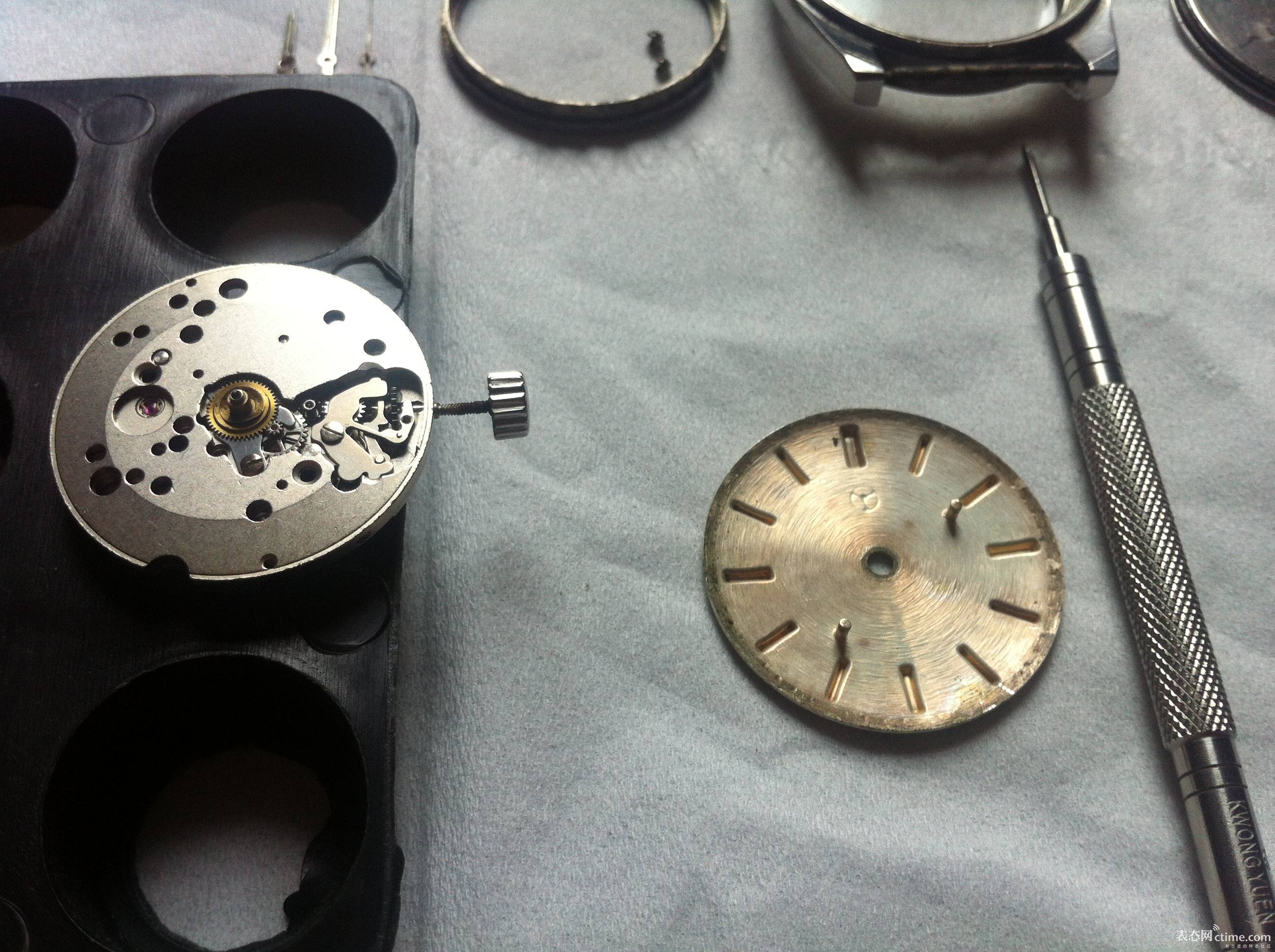 拧松位于机芯周围的两个圆盘钉固定螺丝,取下表盘,装上表把,拧紧拉档