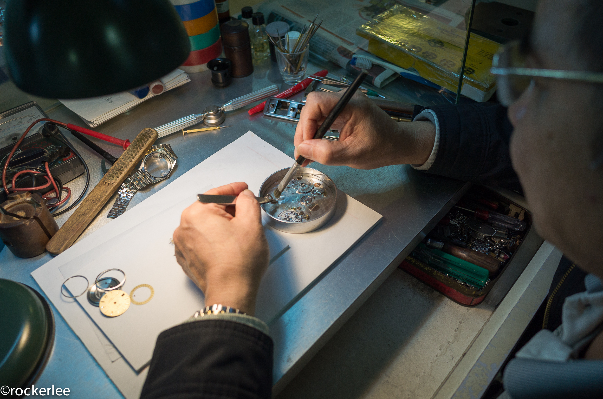 每个人心中都有一位为你换过无数次电子的修表老师傅!