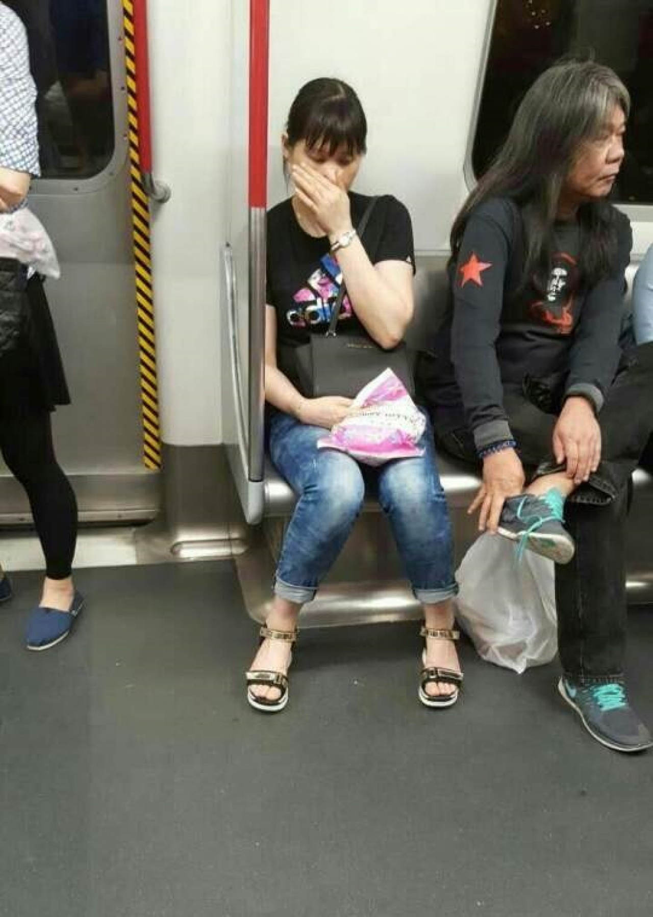 大家应该发戴表坐地铁的抠脚照.