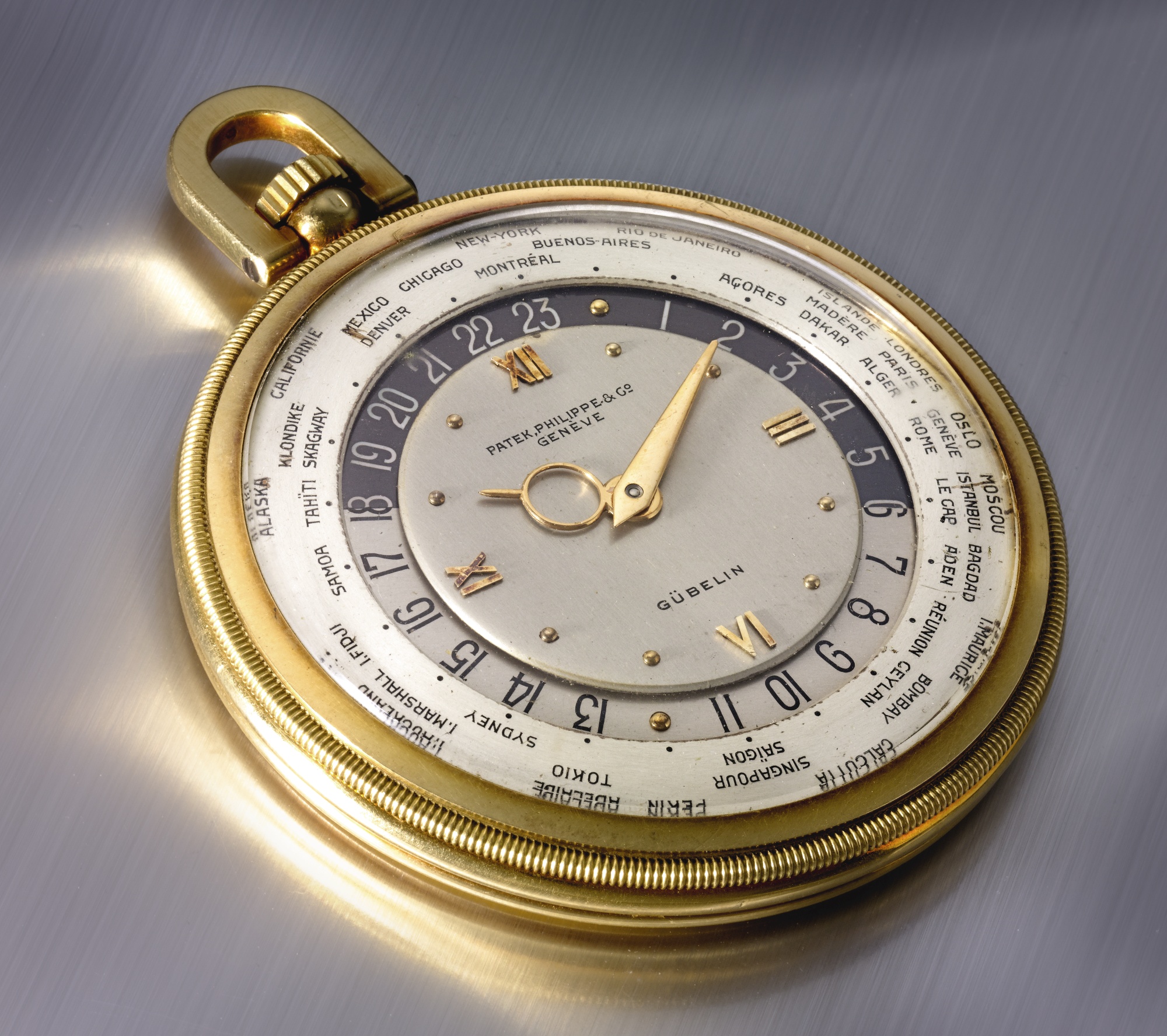 18颗宝石  三部分银色表盘,中央凸起部分设立体黄金罗马数字及点状时