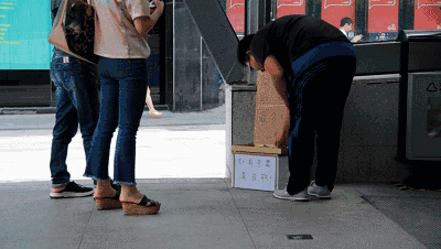 我们把一箱硬币放在合肥街头,供路人自取,结果震惊所有人